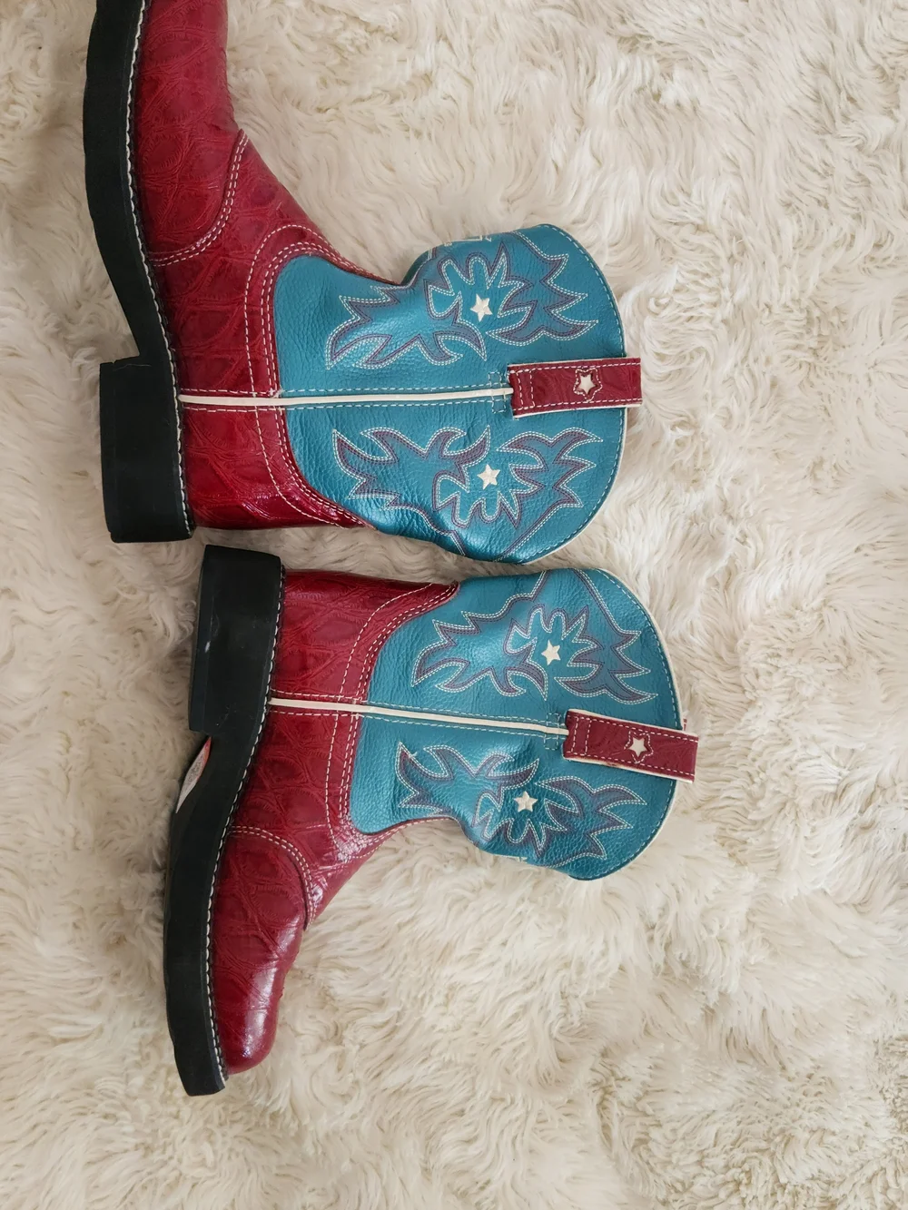 Ariat eye catching